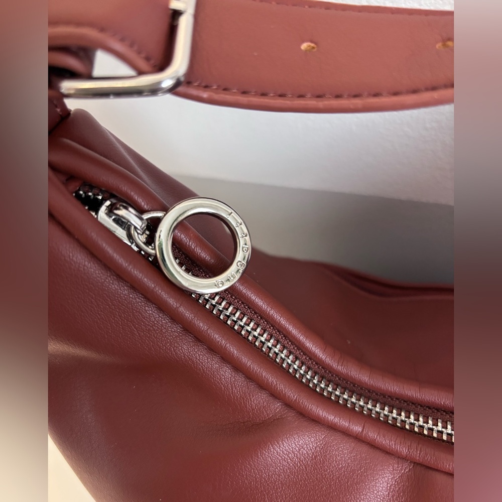 Bugatti Elegant Brown Leather Shoulder Bag - Picture 6 of 9